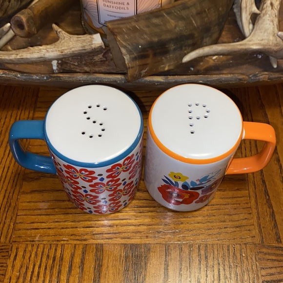 Pioneer woman salt and pepper shakers - Picture 2 of 4